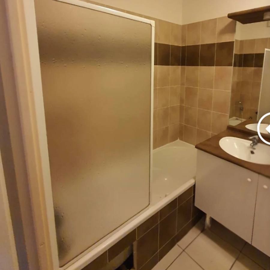 Łazienka z wanną i matową szybą przed remontem – zdjęcie przed metamorfozą